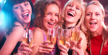 woman_friends_party_christmas_drink_70191391