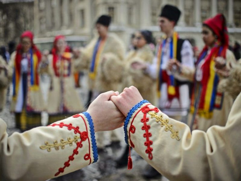romania_hora_costume-populare_mediafax_newmoney-840x600
